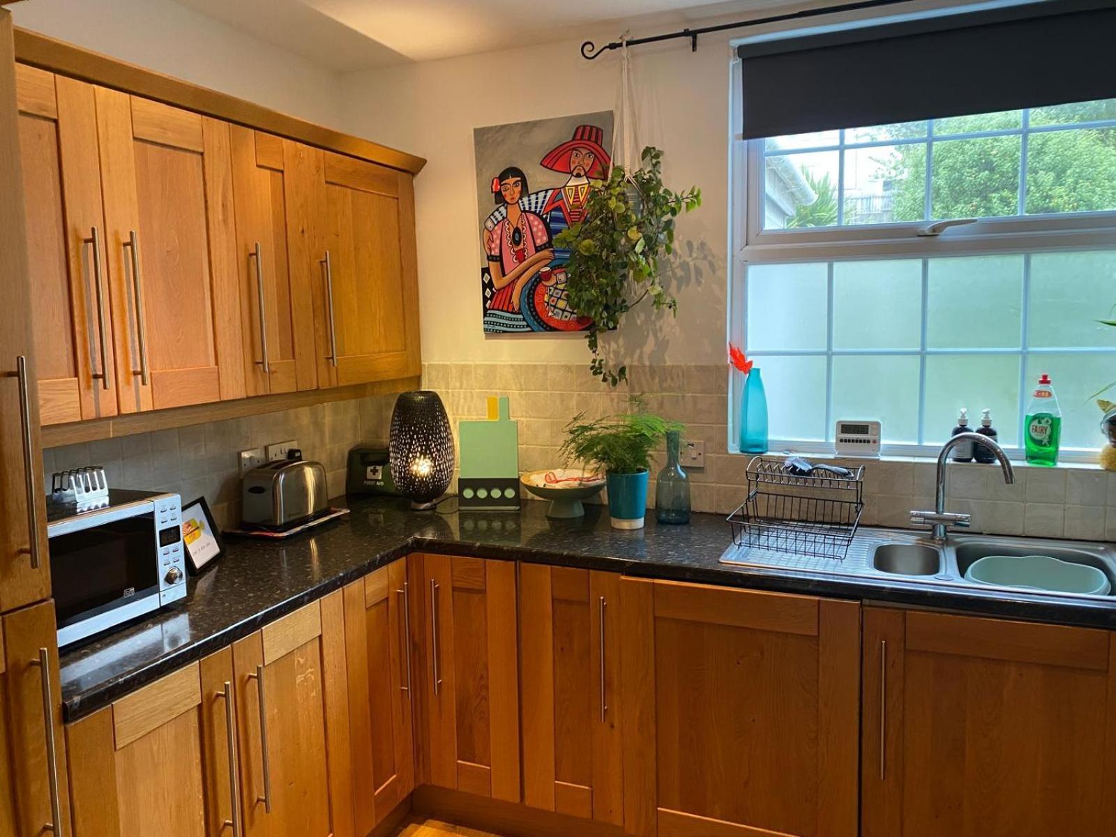 True Colours Apartment In Central Location バンガー エクステリア 写真