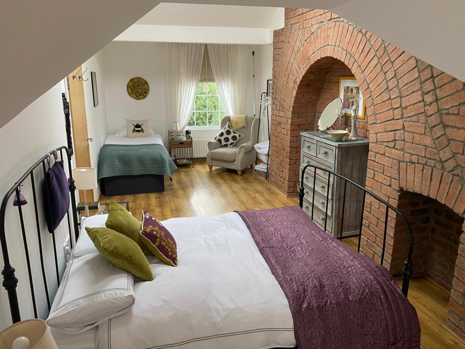 True Colours Apartment In Central Location バンガー エクステリア 写真